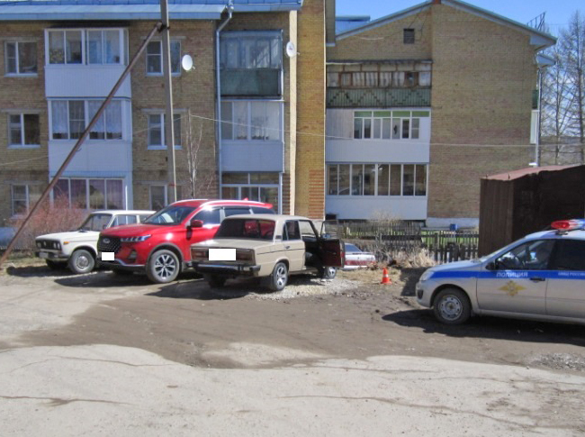 В Ухте женщина-водитель на автомашине ВАЗ-2115 врезалась на дворовой парковке в Chery Tiggo и ВАЗ-2106 2106